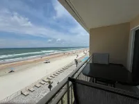 Seaz The Dayz in a Newly Renovated Oceanfront StudioPOOL/ OCEAN ACCESS OPEN