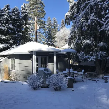 Immaculate Downtown Cottage Retreat- EV Charger