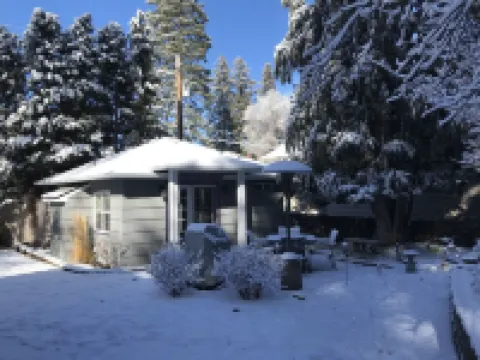 Award Winning Downtown Cottage Retreat-Bachelor is Open-EV Charger