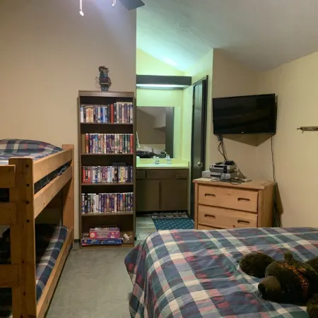 1 bedroom + loft bedroom just off Giant Steps lift
