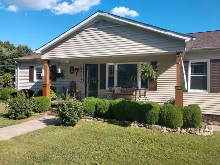 Nice retreat, in a quiet neighborhood in the Brushy Mountains!