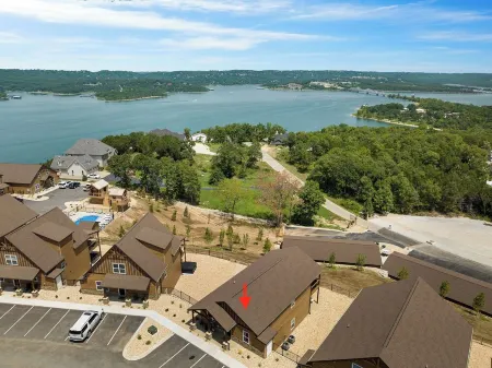 Boho Lakeview Lodge_Lazy River/Indoor pool/Game room/Silver Dollar City