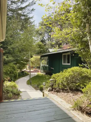 Unique Artisan home, near water, beach ,biking & hiking trails,3 bedroom,Hot tub
