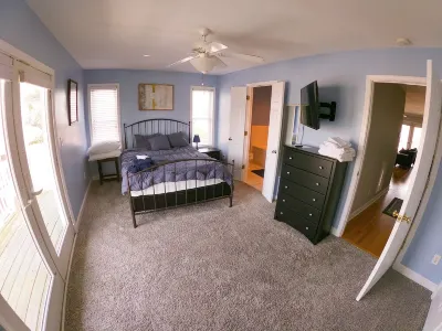 Family Home 1 Block to Beach & Downtown 클램 셸 퍼블릭 비치 액세스 주변 호텔