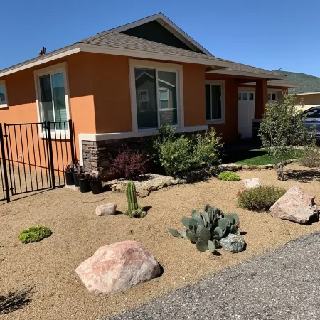 Just a 9 minute stroll to Old Town Cottonwood. Open to short & medium term stays