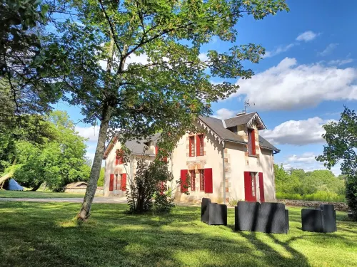 Country House in the Heart of the Wooded Park of a Castle Hotel a Deux-Sevres