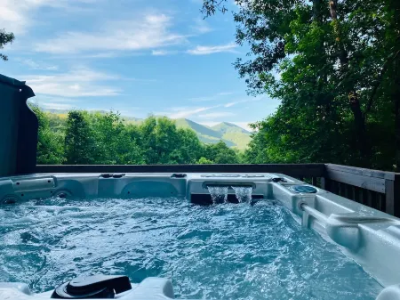 Ken’s Secluded Cabin★Fire Pit★Huge Deck★Amazing Views★Hot tub★12 Minutes to DT