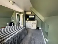 Peaceful, beautiful, cozy new cottage set on forested property. Gorgeous views!