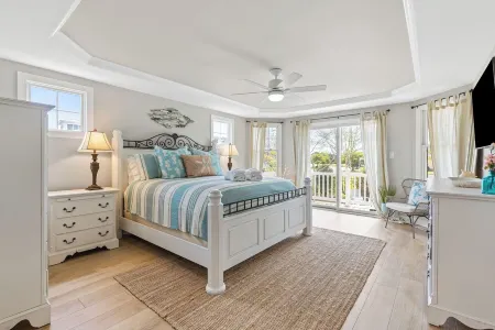 Cape Charles Newly Updated Family-friendly Beach House, 1 Block to Private Beach Отели в г. Кейп Чарльз