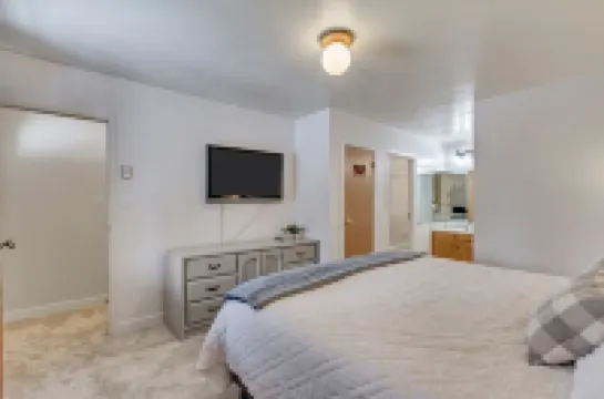 Charming condo w/ king bed, hot tub, pool, minutes away from world class skiing