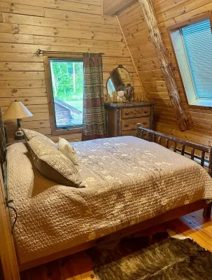 Charming chalet with 5 bedrooms and WiFi, fitness room in peaceful Roxbury