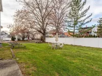 Charming &Spacious 3BD, 1BA, Fam-Friendly-Yard&Porch Hotels in Fairfield