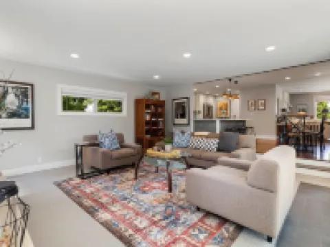 Central Location Close to Sea and Downtown 3 b 2b & Outdoor Living and Hot Tub! Hotels in Burien