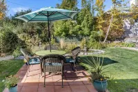 Charming Cottage Downtown