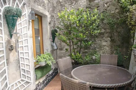 In the heart of the old town, quiet loft with pretty sunny terrace Отели рядом с достопримечательностью «Notre-Dame de Liesse»