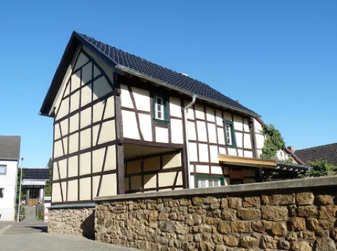 stylish and cozy living in Tudor style house right in the historic Ziehbrunnen Отели в г. Бад-Мюнстерайфель