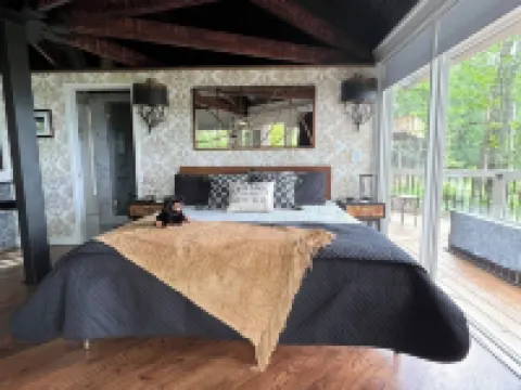 Romantic Couples Cabin in Big Canoe, Lake & Mountain View, Hot Tub, Gas Logs โรงแรมในPickens County