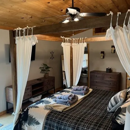 Wonderful cabin tucked in the woods /w Hot tub