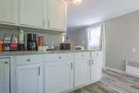 Cozy Costal Retreat in the heart of Groton's charming beach community, Hotels near Submarine Force Library & Museum