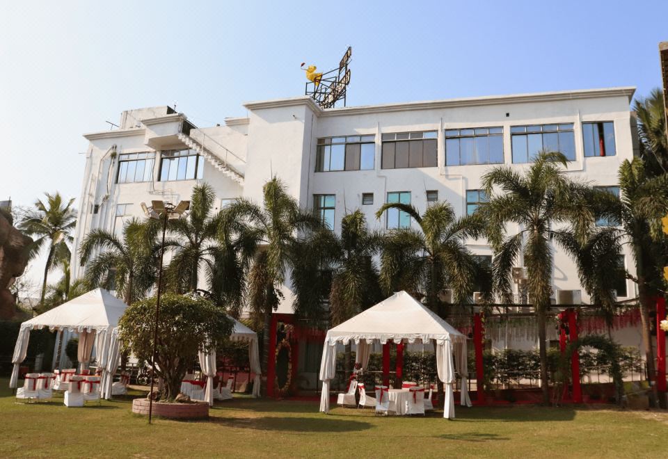 4. Hotel Gr..