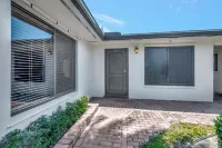 Gorgeous spacious  2bd 2bath sleeps 6 private yard, parking, gas grill, dogs ok