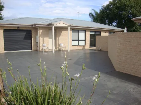 Quiet area across from the lake Отели в г. Ярравонга