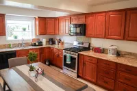 ENTIRE House!~3min to Old Town LaVerne! Các khách sạn ở La Verne