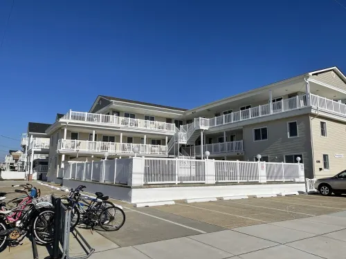 Condo, 2 Bedrooms, 1 Bath, Sleeps 6, 1 Block from beach