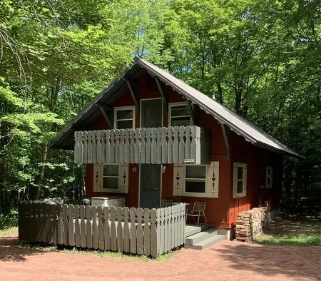 Cozy creekside cabin near Big Powderhorn's Lift #1 & Recreational Trail #2!!