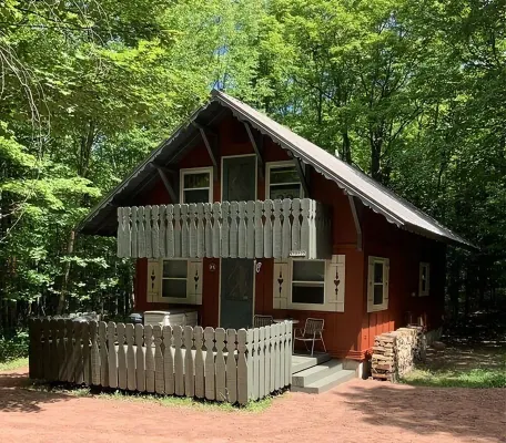 Cozy creekside cabin near Big Powderhorn's Lift #1 & Recreational Trail #2!!