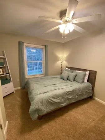 Blackbeard’s Lakefront Bungalow - convenient location with year-round lake views