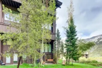 Cozy & Close-in Location, a True Ski-in and Ski Out Location! Great Snow!!