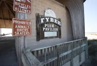 Beautiful top floor Condo/2 pools Steps From Beach  And Pier