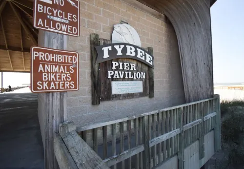 Beautiful top floor Condo/2 pools Steps From Beach  And Pier