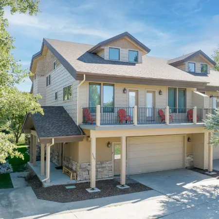 Large Luxury Home w/ Private Hot Tub / Garage