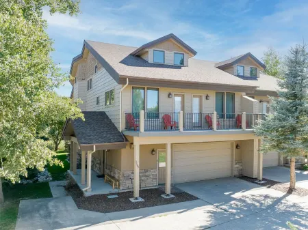 Large Luxury Home w/ Private Hot Tub / Garage