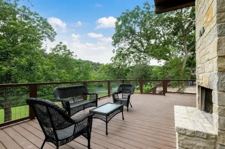 Modern River Home on 1/2 Acre with 101' of Private River Frontage. Отели рядом с достопримечательностью «Guadalupe River»