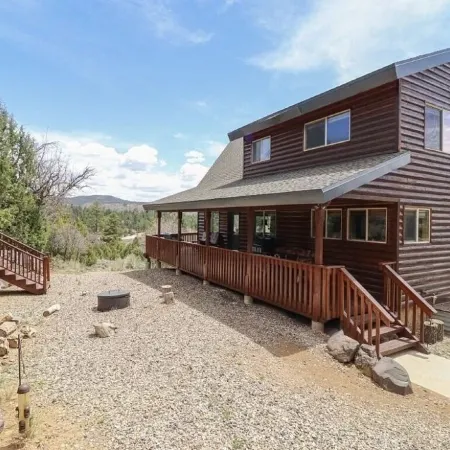 Private Luxury Cabin on 5 Acres, 4Bd 2.5ba Perfect Base Camp to N. Parks!