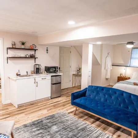 Private Studio with Kitchenette. Keyless Entry, Parking. Great for Extended Stay