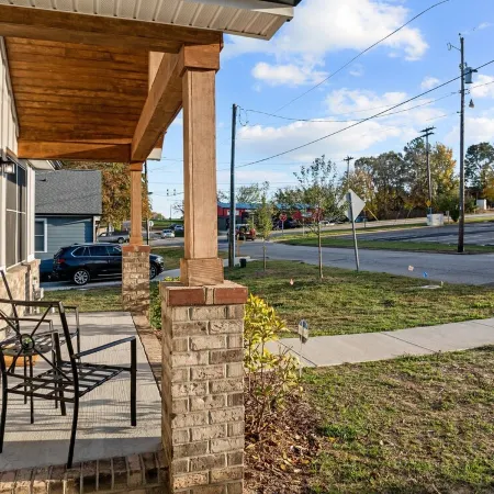 3Br Walkable Downtown Retreat ~ King Bed + Porch