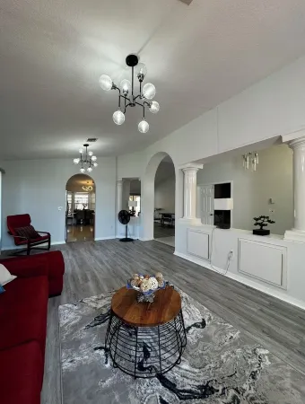 Updated luxury 4 Bed W/ KING Bed, FREE Heated Pool, Central Location Отели рядом с достопримечательностью «Кидстар Парк»