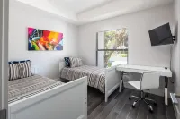 Condo 2 Bedrooms 2 Baths Pool 6 min to Beaches Downtown Restaurants Shopping