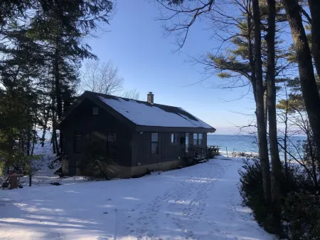 Lake MI Private Beach; fireplace, Sunsets. Close to Fishtown & Sleeping Bear