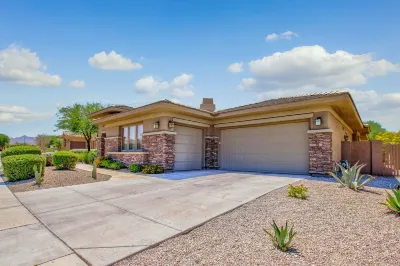 Beautiful 3 bedroom home in a private community in Estrella Mountain Ranch Hotels near Walmart Garden Center