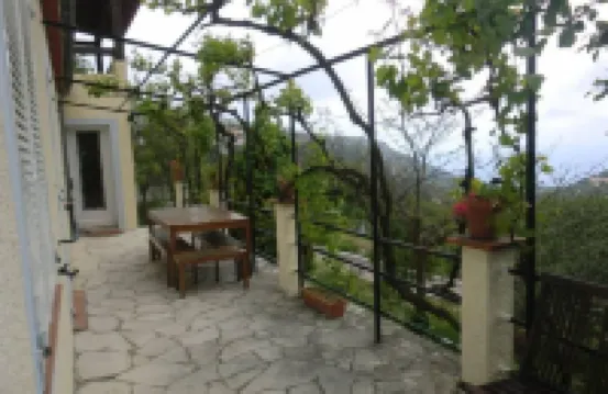Sea view villa with garden and 2 terraces near Monaco 奧古斯都勝利紀念碑附近的飯店