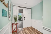 "Isle Be Unwinding" - gorgeous, spacious, and easy walk to the beach! Sleeps 8!