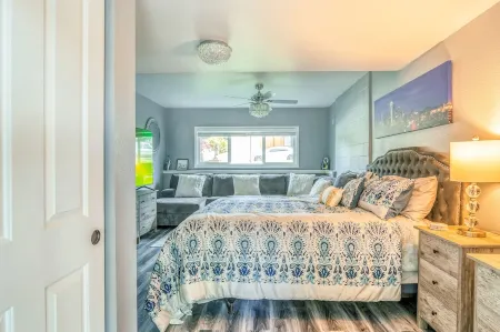 Suite with Hot Tub -AC  - Huge Fenced Yard - Mt. Rainier View - Private Entrance Отели в г. Киркланд