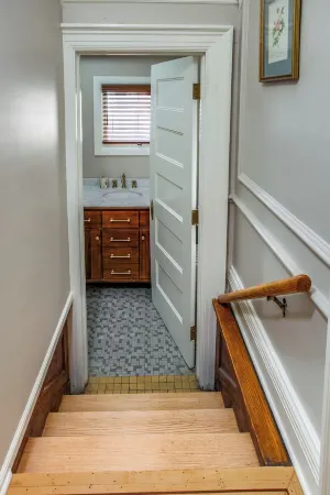 Cozy 1-bedroom Apartment Steps from Park Ave with AC, WiFi