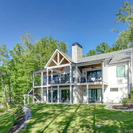 Brand New 6Br/6BA Luxury, 20Min to Clemson. Wooded Flat Lot/Firepit/Pool Table!