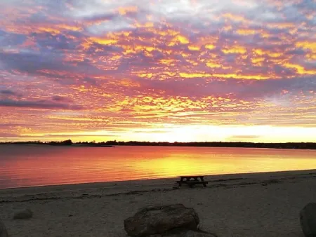 Cozy Shelter Island Cottage, walk to beaches and Mashomack Preserve